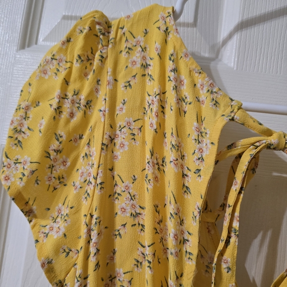 American Eagle Wrap Front Open Back Romper, Yellow Floral Print, Tie Waist, EUC! - Picture 11 of 15